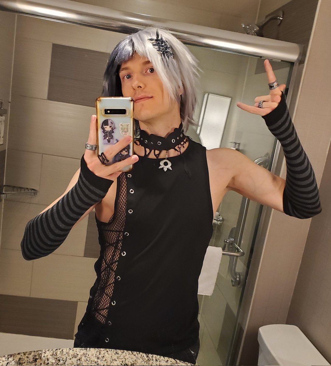 voymay's tweet photo. Spent like 30 minutes trying to get the contacts in just to have to take them out after like 5 minutes because my right eye started stinging BUT casual Shiorick for ANYC DAY1 https://t.co/E0oc4vzs9P