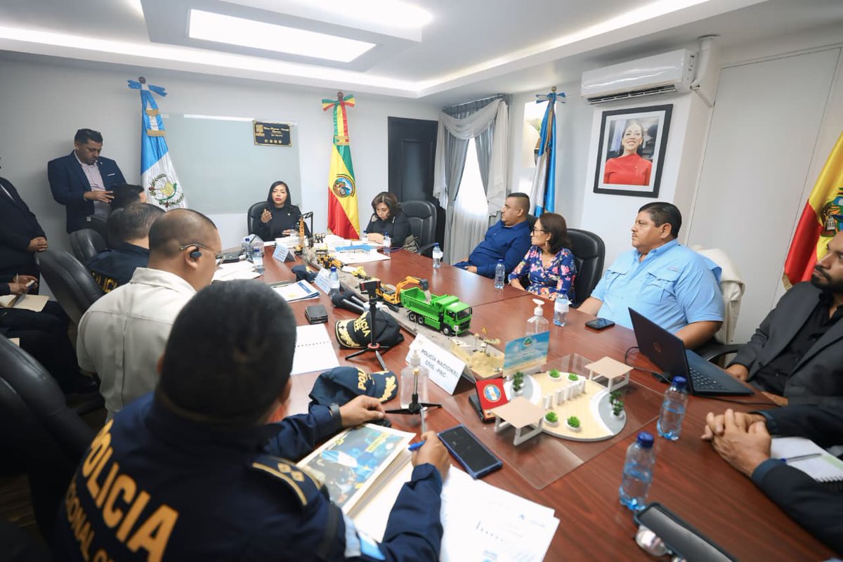 CongresoGuate's tweet photo. En la actividad se mencionó la falta de presencia policial ante el incremento de la violencia. Luego del diálogo las autoridades indicaron que darán seguimiento a estos temas, evitando actos de corrupción por parte de agentes, entre otros para fortalecer la seguridad. https://t.co/20O5es9gga