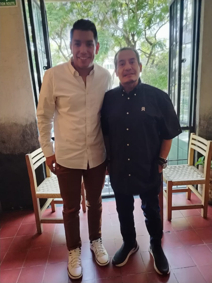 Nuestro Secretario General el Lic. Juan Huerta Peres sostuvo una reunion de gran importancia con el Ing Almicar López Zepeda Director de SITEUR, donde el dialo es clave para el fortalecimiento del transporte en Jalisco 
#UnidadyTrabajo 
#JuntosHacemosCTM