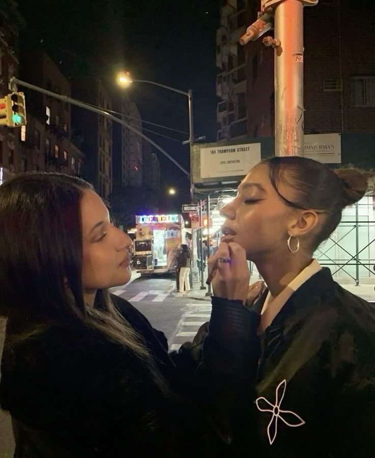 و أنا جايه اسفل في #برج صاحبتي #العقروبه و بالواقع علاقتنا كذا 🤣🧚🏻‍♀️💕