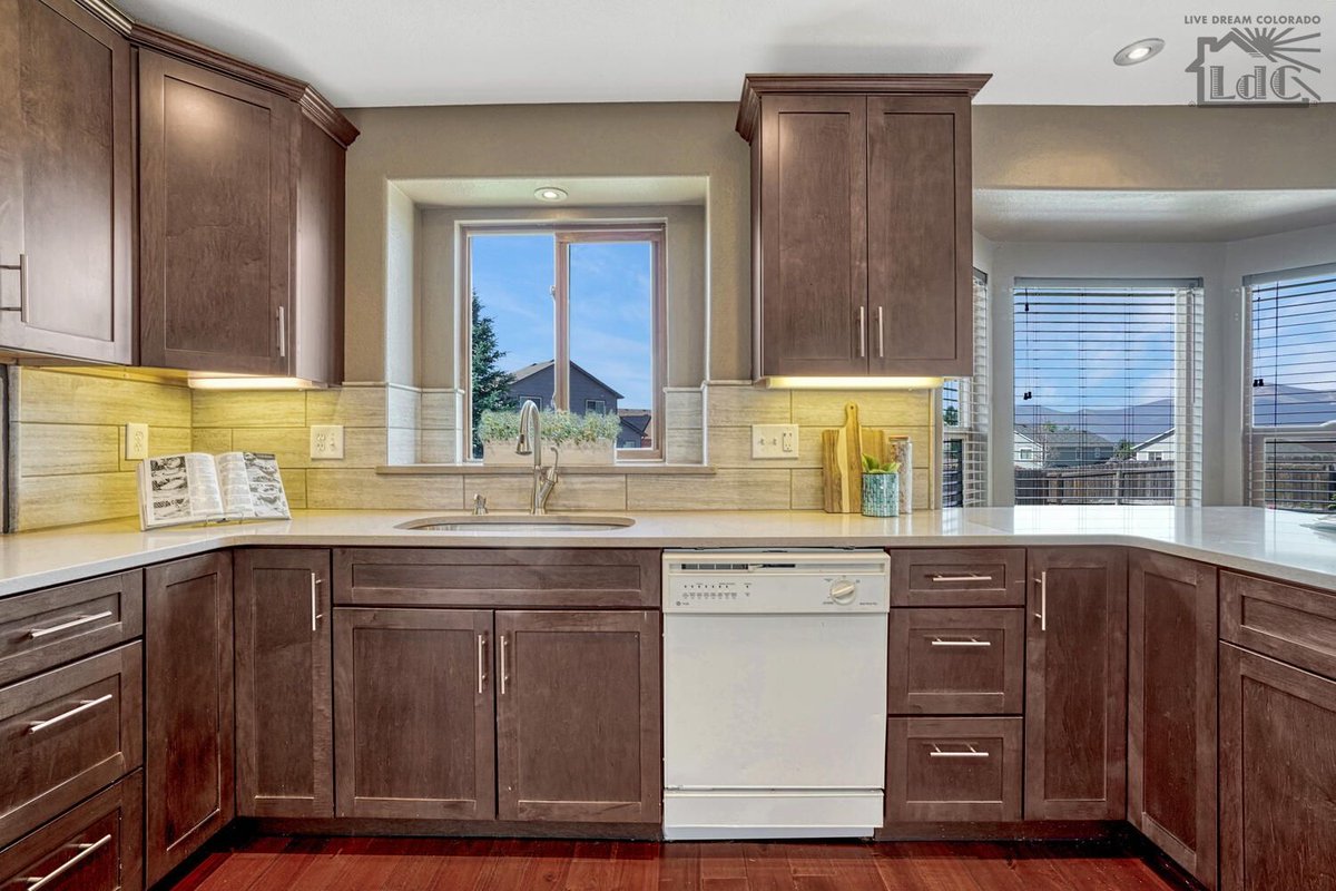 LaurenDCollier's tweet image. Two-story home across from Fairfax Park showcases great Pikes Peak views in School District 20! livedreamcolorado.com/fairfax-statio…
✅ 3 Beds
✅ 3 Baths
✅ 2 Car Garage
✅ No HOA

#PikesPeakViews #NoHOA #AcademySchoolDistrict20 #ColoradoSprings #ColoradoLiving #FairfaxPark