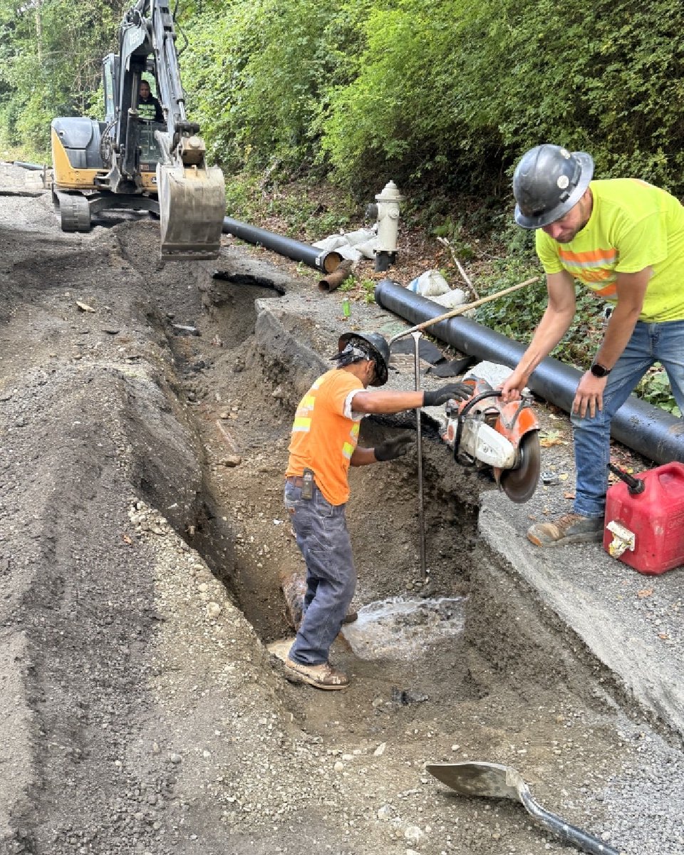 UPDATE: E Mercer Way remains closed to all traffic. Crews are working to replace the damaged water main. Most of the pipe will be installed this week, with connections and testing next week. Bicyclists/pedestrians should not enter closed area. More info: orlo.uk/tHygP