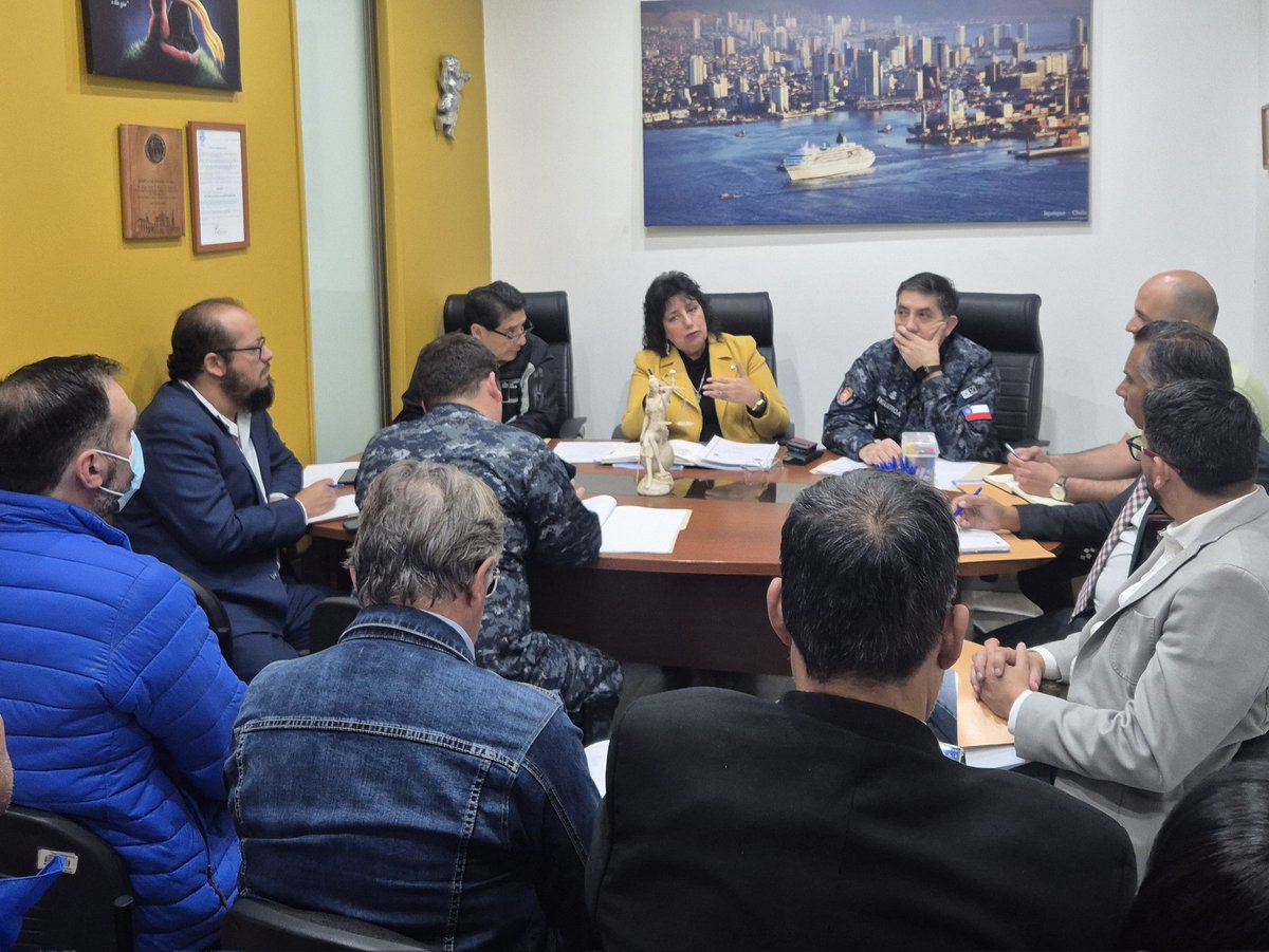 Seremi Osvaldo Ardiles junto a otros servicios públicos participó de la mesa de trabajo del Primer 1er Juzgado de Policía Local de #Iquique convocada por la jueza Antonella Sciaraffiara para abordar la problemática de los vertederos clandestinos en el borde costero. #Tarapacá