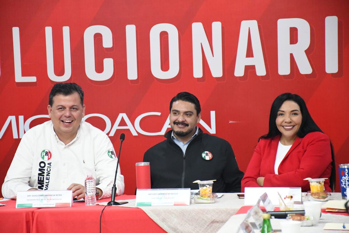 CDEPRIMICH's tweet photo. Nuestro presidente @MemoValenciaR  y la secretaria general, @Yadiigh, encabezan una reunión de trabajo  con nuestra dirigencia nacional encabezada por @alitomorenoc  y @caroviggiano. 

@PRI_Nacional @Jorge_Meade  @ArturoGam https://t.co/9xvGmceieZ
