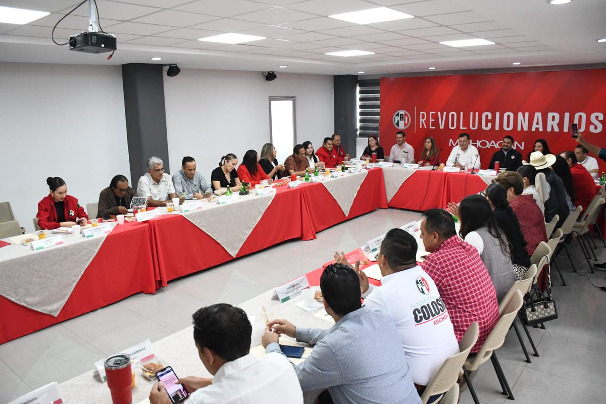 CDEPRIMICH's tweet photo. Nuestro presidente @MemoValenciaR  y la secretaria general, @Yadiigh, encabezan una reunión de trabajo  con nuestra dirigencia nacional encabezada por @alitomorenoc  y @caroviggiano. 

@PRI_Nacional @Jorge_Meade  @ArturoGam https://t.co/9xvGmceieZ