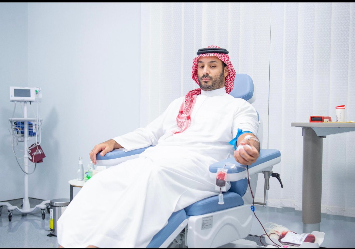 KMAMansour's tweet photo. هذا منومسنا بكل المحافل
إمامنا اللي من سلالة أئمة

يمد يمناه وتسير القوافل
 ويمد يسراه يتبرع بدمه

عن داره و شعبه ماهوب متغافل
مهم ويدير الأمور المهمة

#ولي_العهد
#حملة_ولي_العهد_للتبرع_بالدم https://t.co/i33ZY2nSmR
