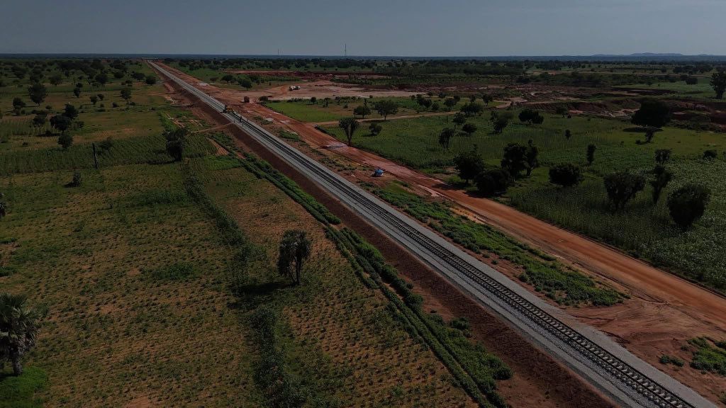 Dolusegun16's tweet photo. The Kano-Maradi rail proves President Tinubu’s commitment to continuity; PBAT is ensuring that former President Buhari’s vision is completed for Nigeria’s progress. #FGAtWork https://t.co/gLRa2XFbSv