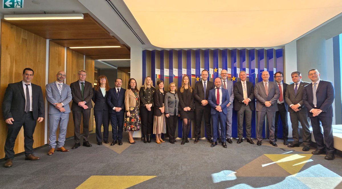 Junto a los Embajadores de los países de la UE 🇪🇺, hemos recibido al Vocero Presidencial <a href="/madorni/">Manuel Adorni</a> y <a href="/javierlanari/">Javier Lanari</a> para abordar diferentes temas de la actualidad.

Muchas gracias <a href="/madorni/">Manuel Adorni</a> por la visita.