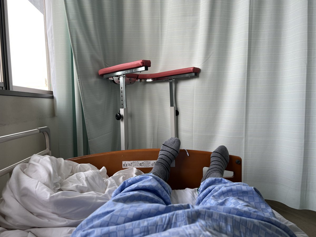 術後７日目。おはようございます。首の動きは、まだ痛くて動かせず。起きる時は，頭を手で持ちながら、激痛に耐えて起き上がることができた。起き上がっても，頭を支えなければ首のところが痛くて。右手は，あいかわらず麻痺。昨日設置したＣＷは、心理的にまだ触る気がしなくて。移動は，歩行器で移動