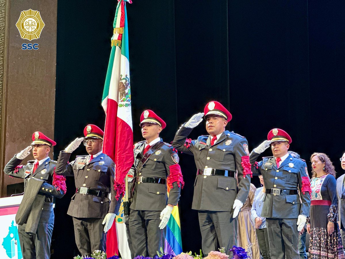 PBI_SSC's tweet photo. La #BandaDeGuerra y la #Escolta de la #PBI de la @SSC_CDMX rindieron homenaje al lábaro patrio en la ceremonia conmemorativa del 19º aniversario del @InfoCdMex, celebrada en el Teatro de la Ciudad #EsperanzaIris, en la @AlcCuauhtemocMx. https://t.co/feiMGy1ceI