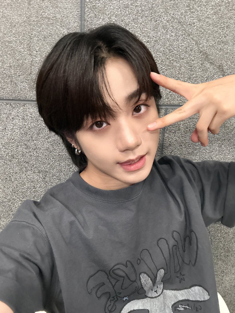 TRENDZ_OFFCL's tweet photo. [#하빛] 걱정은 접어두고 행복만 하자요🩶

#FROM_TRENDZ #TO_FRIENDZ #TRENDZ #트렌드지 #하목선 #이제 #하루면 #주말이라구요 #하삐나잇 #빛꿈꿔 https://t.co/N6hiShBm55