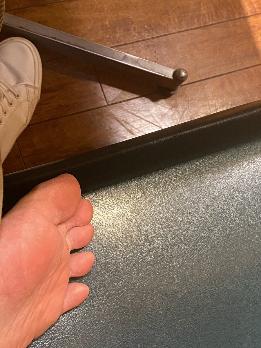 bape_sockless's tweet photo. サイゼでスニーカー素足履き靴脱ぎ解放笑 https://t.co/VIBPzZuKYE