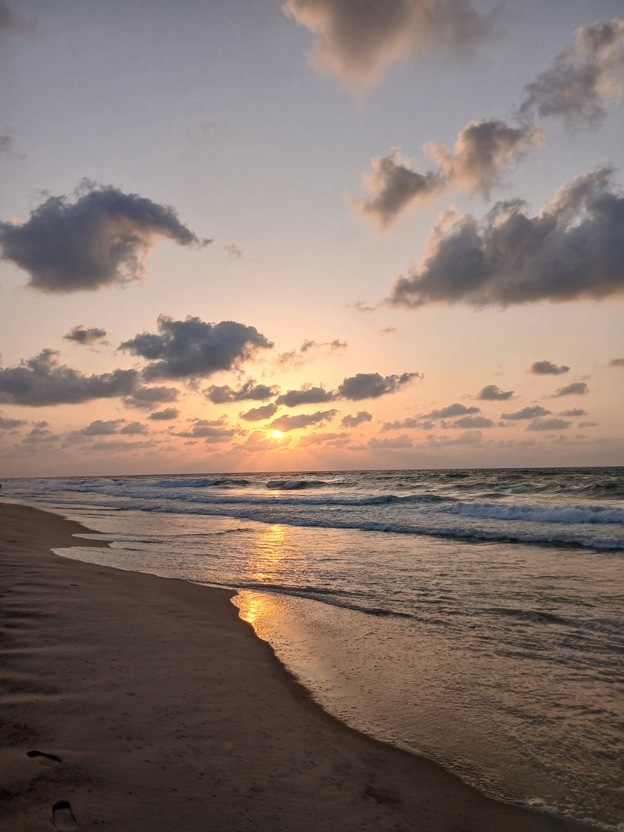 Vip_Ayaa63's tweet photo. I love watching the sun melt into the sea.🌠 https://t.co/Eju9y1G5oc