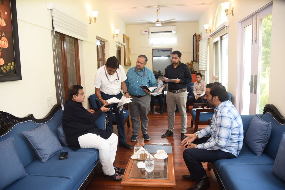 hanumanbeniwal's tweet photo. आज दिल्ली में केंद्रीय सड़क परिवहन एवं राजमार्ग मंत्री श्री नितिन गडकरी जी से उनके आवास पर मुलाकात करके नागौर व डीडवाना - कुचामन जिले सहित राजस्थान के सड़को के विकास से जुड़े कई अहम मुद्दों पर चर्चा की , मुख्यत: निम्न मांगो / मुद्दों पर मंत्री जी से बात हुई - 
1- नागौर जिला मुख्यालय पर स्थित मानासर फाटक पर बने ROB की गलत डिजाइन व निम्न गुणवत्ता का खामियाजा आज आम जन भुगत रहा है,मैने विगत दिनों इस ROB का निरीक्षण किया और जो कमियां सामने आई उन्हें मंत्री को बताया और इस ROB की गलत डिजाइन,घटिया निर्माण के लिए जिम्मेदार अभियंता,ठेकेदार और DPR बनाने वालों के खिलाफ कार्यवाही करने की मांग रखी,मंत्री जी कहा इस मामले में गंभीरता से कार्यवाही की जाएगी और आवश्यकता पड़ने पर इस ROB को तोड़कर पुनः बनाया जाएगा |
2- नागौर शहर में मुंडवा तिराहे से अठियासन फ्लाई ओवर तक फॉर लेन सड़क मय डिवाइडर व रोड़ लाइट्स के कार्य की स्वीकृति करने की मांग दोहराई,
3- मानासर आरओबी से चिमरानी की तरफ बाईपास तक 7 किमी सड़क के फॉर लेन सड़क मय डिवाइडर व रोड़ लाइट्स के कार्य की स्वीकृति की मांग दोहराई 
4- नागौर शहर में पुराने बीकानेर बाईपास पर आरटीडीसी होटल से कृषि मंडी तिराहे तक फॉर लेन सड़क के नवीनीकरण व चौड़ाईकरण मय डिवाइडर व रोड़ लाइट्स के कार्य की स्वीकृति की मांग रखी,
5-नागौर शहर में विजय वल्लभ चौक से अमरपुरा तक फॉर लेन सड़क के चौड़ाईकरण व नई रोड़ लाइट्स लगाने के कार्य की मांग दोहराई,
6- डीडवाना - कुचामन जिले में बांठड़ी चौराहे पर फ्लाई ओवर बनाने की मांग दोहराई
7- डीडवाना - कुचामन जिले के शेरानी आबाद में जल्द से जल्द बाईपास की वित्तीय स्वीकृति जारी करने की मांग रखी,
8- नागौर से सालासर तक बनने वाले फॉर लेन सड़क की डीपीआर में ब्लैक स्पॉट वाले स्थानों पर फ्लाई ओवर, जंक्शन सुधार के कार्य सम्मिलित करवाने इसी प्रकार नागौर से बीकानेर तक प्रस्तावित फॉर लेन सड़क की डीपीआर में रोड़ सेफ्टी की दृष्टि से फ्लाई ओवर बनाने व जंक्शन सुधार के कार्य सम्मिलित करवाने की मांग रखी
9- नागौर व डीडवाना - कुचामन जिले में विभिन्न रेलवे फाटकों पर सीआरआईएफ सहित अन्य योजनाओं में आरओबी बनवाने की मांग रखी ,
10- राजस्थान में  देसूरी नाल में स्थित खतरनाक पंजाब मोड़ पर बहुत दुर्घटनाएं होती है ऐसे में इस मार्ग के सुधार हेतु आवश्यक DPR बनवाकर रोड़ सेफ्टी को ध्यान में रखते हुए आवश्यक कार्य की स्वीकृति की मांग रखी,
11-  जोधपुर जिले में जाजीवाल कलां से खांगटा वाया सालवां कलां, पीपाड़ रोड, रतकुड़ीया तक 62 कि.मी. सड़क की स्वीकृति सीआरआईएफ के अंतर्गत करवाने की बात दोहराई व हाल ही में इस सड़क निर्माण की मांग को लेकर हुए आंदोलन से मंत्री जी को अवगत करवाया ,
  इसके साथ ही राष्ट्रीय राजमार्ग से जुड़े समय -समय जनता द्वारा मुझे दिए गए सुझाव / कार्यों से भी मंत्री जी को अवगत करवाया व कई सड़को के निर्माण की स्वीकृति की मांग भी रखी |
श्री गडकरी जी ने सभी बिंदुओं पर सकारात्मक चर्चा की व मौके पर ही मंत्रालय के अधिकारियों को आवश्यक दिशा -निर्देश दिए |
@nitin_gadkari @MORTHIndia @NHAI_Official @RLPINDIAorg
