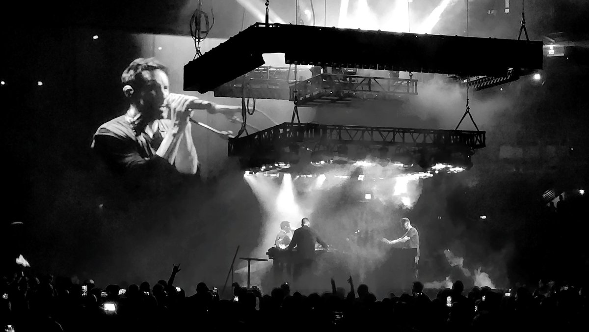 _iHeartTravel's tweet photo. Incredible show @nineinchnails in Chicago!
Peel It Back tour.💚❤️💙🖤🎤🎶😍 https://t.co/5Co7LYgx7o