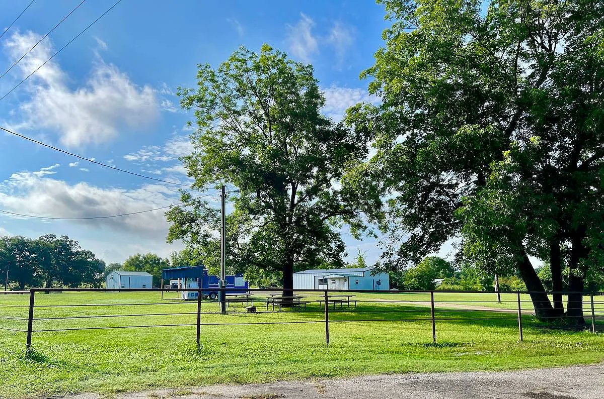missnthekitchen's tweet photo. 2 BED 1 BATH BARDO WITH SHOP ON 5 ACRES SOPER OKLAHOMA FOR SALE!!   Barndominium + 2000+ Sq Ft Shop on 5 Acres - Live/Work/Invest! 199K https://t.co/DTjLBGjcIR                                  #bardo #brokenbowrealestate #okinvesting https://t.co/cXd2Chaj0y