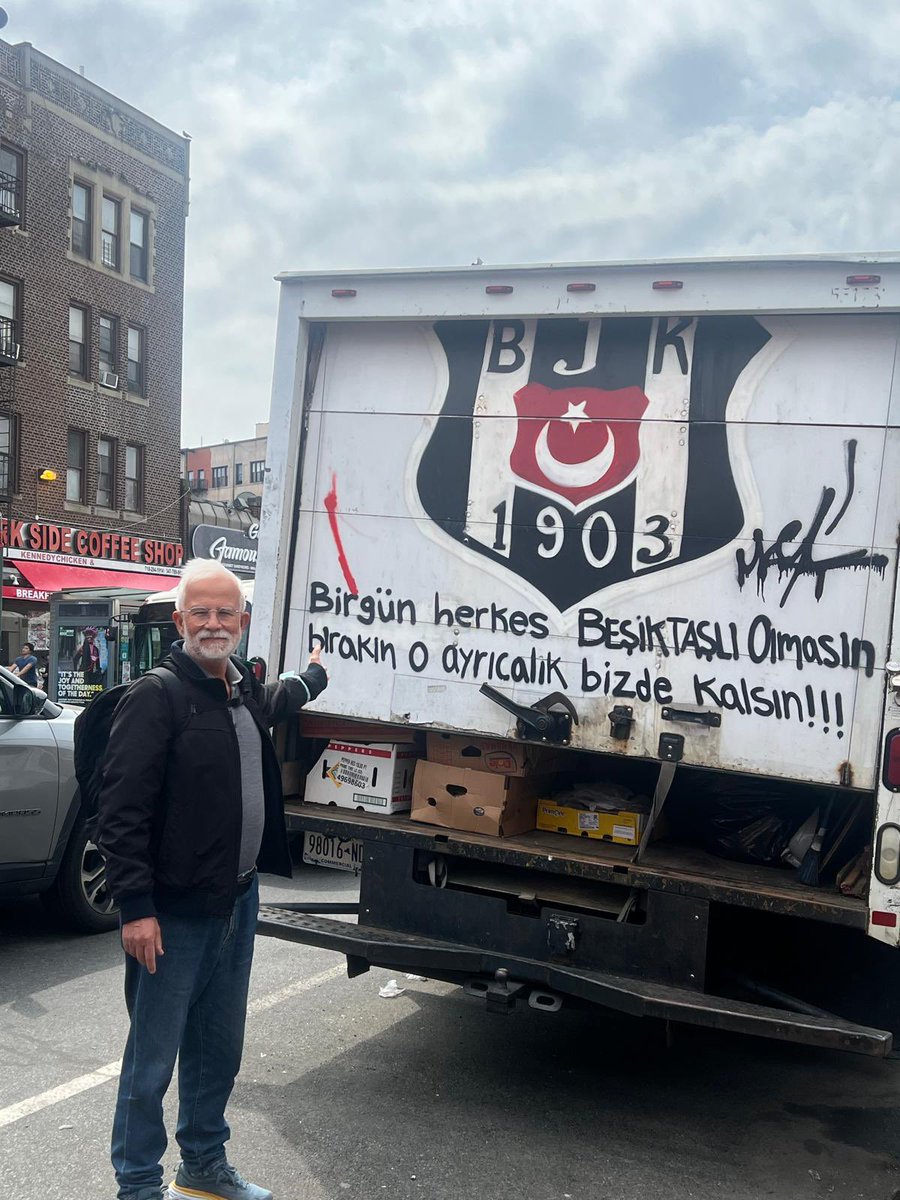 Fenerbahçeli canım babam 😍♥️ Brooklyn (Prospect Lefferts)’de Beşiktaşlı kamyonuna rastlamış