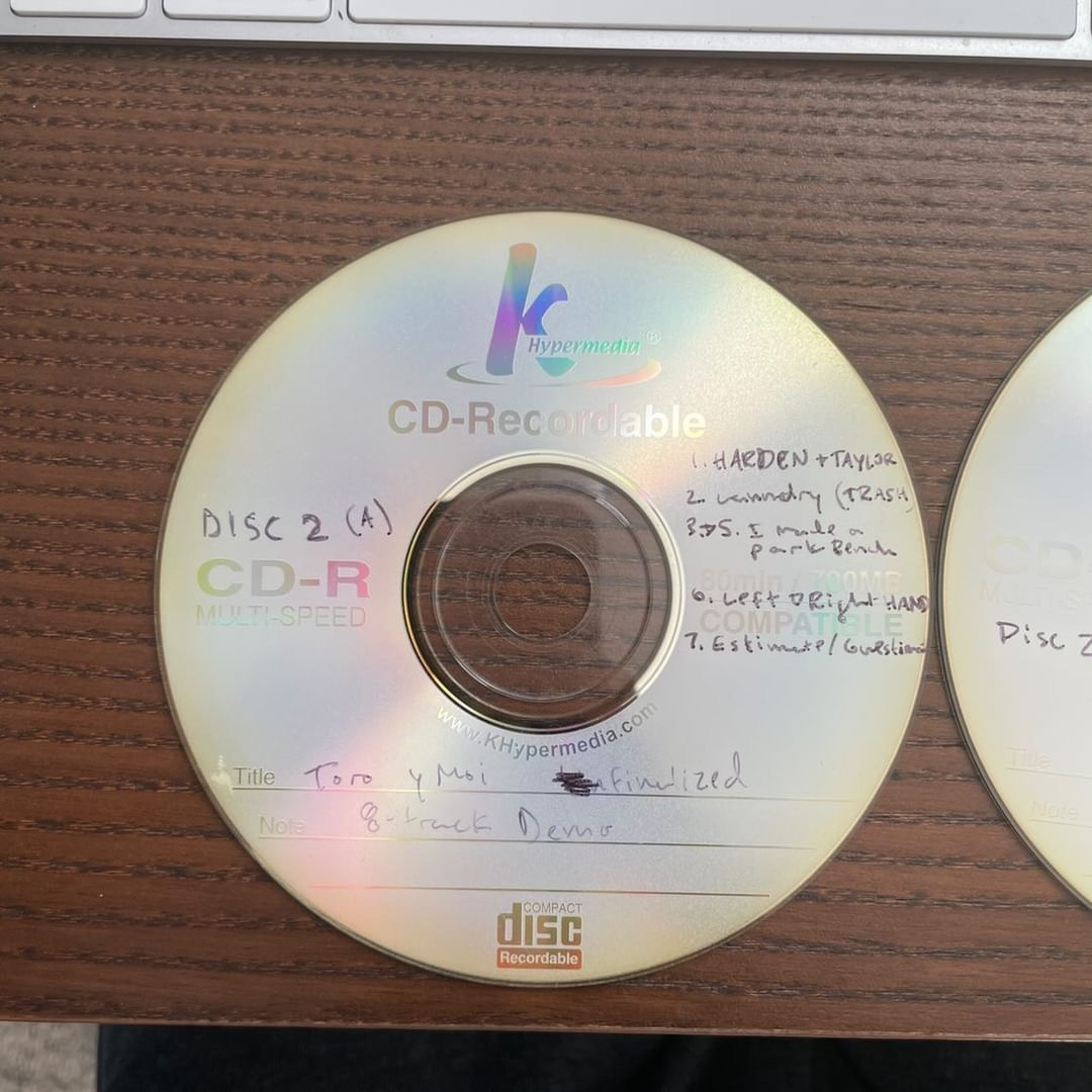 new acoustic album, 'unerthed: hole erth unplugged', out 9/19 🏜 the first track “cd-r (unerthed)” is out now. listen + pre-order the album at ToroyMoi.lnk.to/cd-r-unerthed