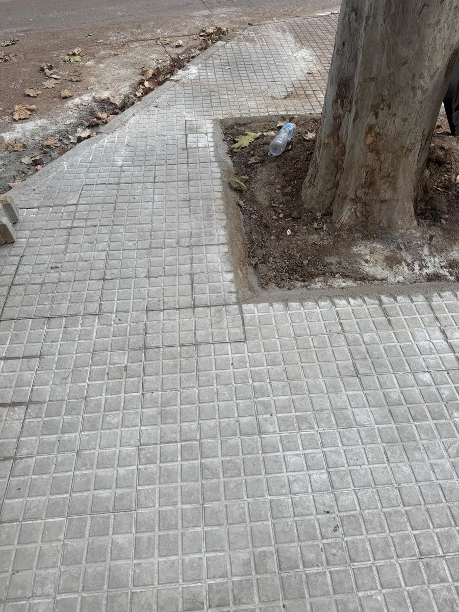 molletopina's tweet photo. @sergisuarezm @aramolleterc @martavilaret Després de 6 mesos d’espera i gràcies a la gestió de @sergisuarezm i al seguiment de #Molletopina, l'ajuntament de Mollet finalment s’ha dignat a arranjar part de la vorera d’Agricultura amb Jaume Coll. 

❌ Això sí, sense avisar ningú... com ja és costum. https://t.co/V56CH19kz1