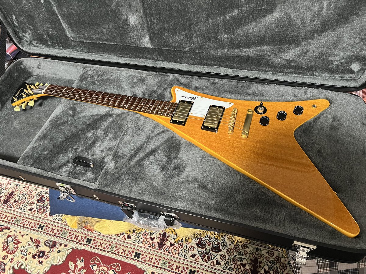 私、怒ってます。
旦那が持って帰ってきた日本からの出張者からの土産。（得意先の人）
高級なのはわかる。
でも、エピフォンのモダーンは、駐在者に絶対に喜ばれない土産No1。

あなたの奥様や娘さんが、これもらって喜びますか？
相手の立場で考えろ！