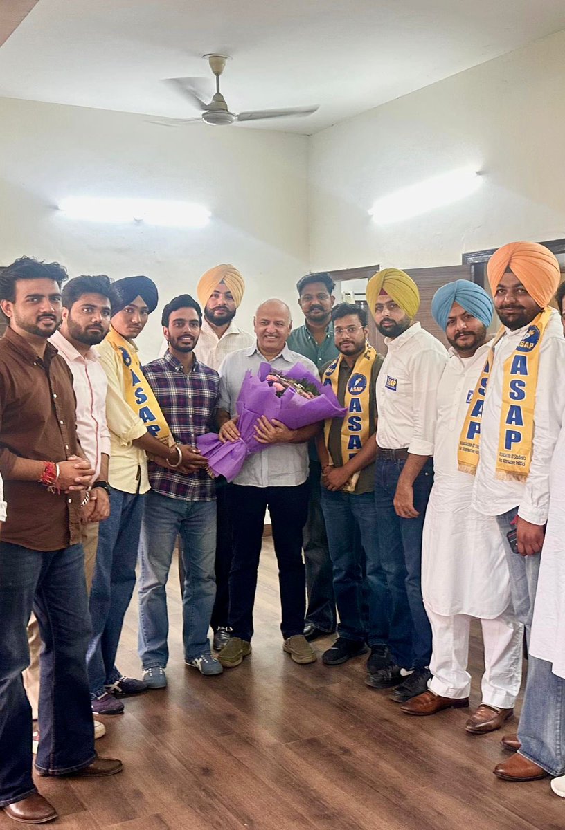 bansaldeepak19's tweet photo. 📢 आज ASAP चंडीगढ़ की टीम ने आम आदमी पार्टी के पंजाब प्रभारी श्री @msisodia जी से मुलाकात कर उनका आशीर्वाद लिया।

🙏 इस मुलाकात से टीम को नई दिशा और ऊर्जा मिली, जिससे छात्र आंदोलन को और मज़बूती मिलेगी। https://t.co/wiXTny4isI