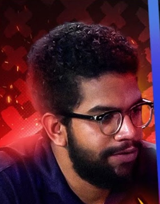 Unikron_'s tweet photo. DEBATE: JONES MANOEL x JONES MANOEL

Jones: Voxê sabe me dizer o que é a água?
Jones²: *ri*
Jones: Diga, vá
Jones²: Ande, conclua. É uma bebida
Jones: Pessoal, como voxes puderam ver, o liberal não respondeu minha pergunta e nem leu o livro que disse ler. A água na verdade é H2O https://t.co/I854TM6fSf