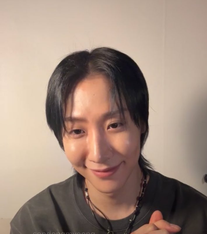 pinkgiuk's tweet photo. If this diva happens to see this tweet its a sign for getting a tattoo
Myeongmyeong bff… pls.. https://t.co/gOCaA6D7go