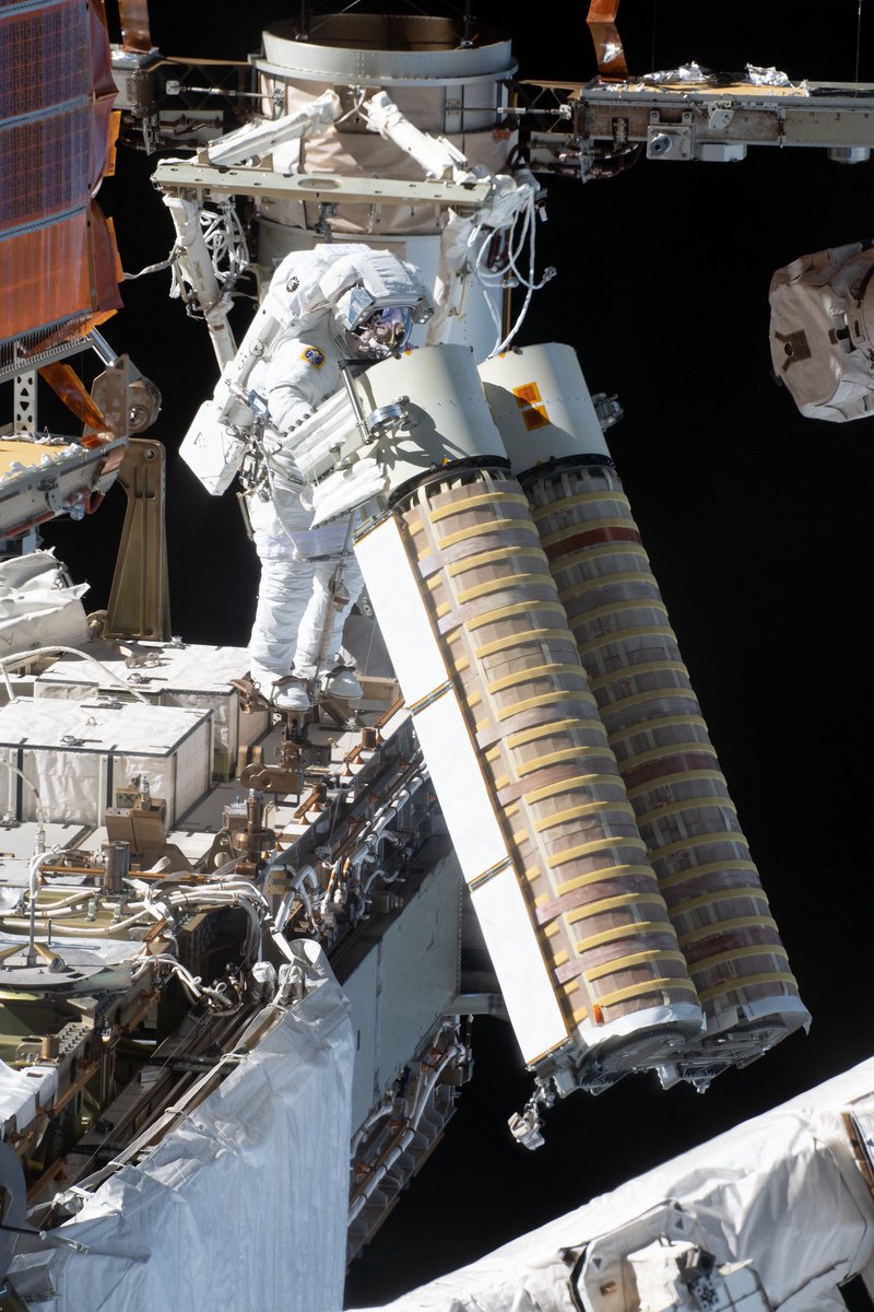 Thom_astro's tweet image. Photo 7️⃣ À lui de tenir les panneaux, 4m et 340kgs... 🐘 pendus au-dessus du vide, en attendant que je puisse le rejoindre... ce qui va prendre un moment (il raconte encore aujourd'hui que c'était incomfortable...🙄😉). 

#AlphaArchives #Crew2 #astronaute @esa @ESA_fr @NASA