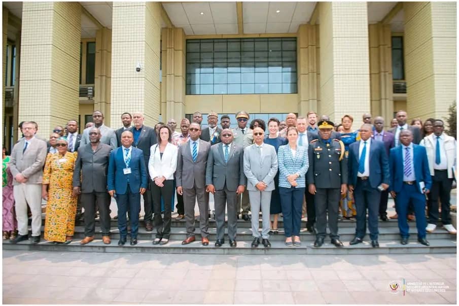Dynamique Jacquemain Shabani-official (@dynamiquedjs) on Twitter photo Phénomène Mobondo : Le VPM <a href="/shabani_lukoo/">SHABANI Lukoo J.</a> lance les travaux pour la mise en place d’une cellule de coordination nationale pour restaurer la paix et l’autorité de l’État
Ce jeudi 21 août, le Vice-Premier Ministre, Ministre de l’Intérieur, Sécurité, Décentralisation et Affaires Phénomène Mobondo : Le VPM <a href="/shabani_lukoo/">SHABANI Lukoo J.</a> lance les travaux pour la mise en place d’une cellule de coordination nationale pour restaurer la paix et l’autorité de l’État
Ce jeudi 21 août, le Vice-Premier Ministre, Ministre de l’Intérieur, Sécurité, Décentralisation et Affaires