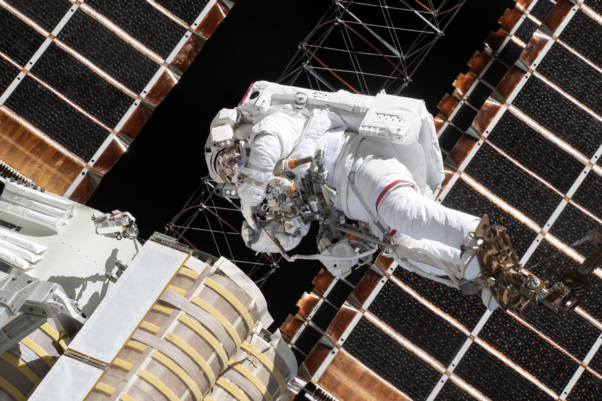 Thom_astro's tweet image. Photo 5️⃣ Bien sûr tout est sécurisé (y compris à nous-mêmes) avec de petits filins... mais si on venait à lâcher un objet aussi lourd, la situation serait tout de même dramatique.

#AlphaArchives #Crew2 #Astronaute ©ESA/NASA-Thomas Pesquet @esa @ESA_fr @NASA @Space_Station