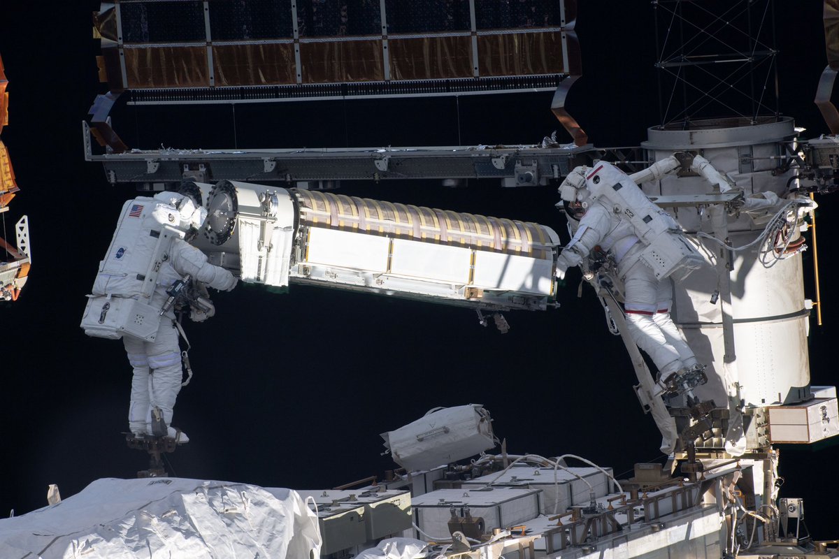 Thom_astro's tweet image. Photo 6️⃣ Arrivé près du lieu d'installation, je passe les panneaux à  @astro_kimbrough. 

#AlphaArchives #Crew2 #Astronaute ©ESA/NASA-Thomas Pesquet @esa @ESA_fr @NASA @Space_Station