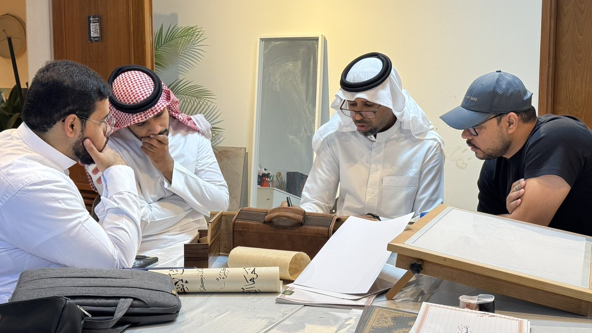 في دار نورة بالأحساء نلتقي ضمن برنامج مِشَق الدوري للخطاطين مع الخطاط صالح النينياء في مساحة فنية تجمع شغف الحروف وجماليات الخط العربي 🖋️
