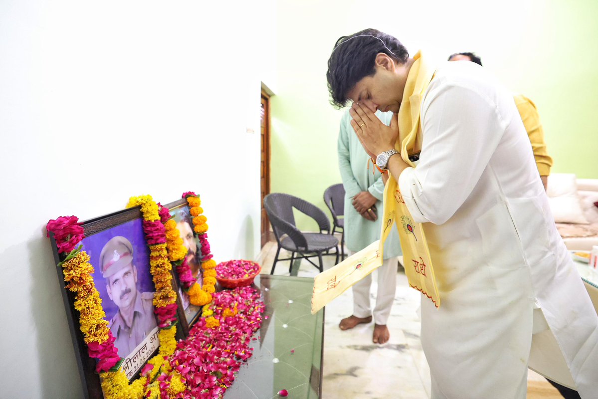 Office Of JM Scindia (@officejmscindia) on Twitter photo केंद्रीय मंत्री श्री <a href="/JM_Scindia/">Jyotiraditya M. Scindia</a> जी ने आज शिवपुरी में पार्षद श्री सुधीर आर्या जी के निवास पहुंचकर उनके पूज्य पिताजी एवं भाई के निधन पर श्रद्धांजलि अर्पित कर शोकाकुल परिवार के प्रति अपनी गहरी संवेदनाएँ व्यक्त कीं। केंद्रीय मंत्री श्री <a href="/JM_Scindia/">Jyotiraditya M. Scindia</a> जी ने आज शिवपुरी में पार्षद श्री सुधीर आर्या जी के निवास पहुंचकर उनके पूज्य पिताजी एवं भाई के निधन पर श्रद्धांजलि अर्पित कर शोकाकुल परिवार के प्रति अपनी गहरी संवेदनाएँ व्यक्त कीं।