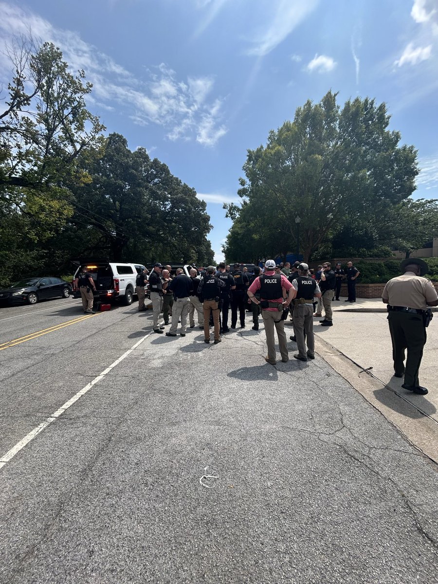 TNHighwayPatrol's tweet photo. @THPChattanooga and TN Office of Homeland Security Agents on the scene of a reported active shooter on the campus of the University of Tennessee-Chattanooga, assisting local authorities who are leading the investigation. Still gathering facts &amp; they will have official info soon https://t.co/OYfvQnq3zs