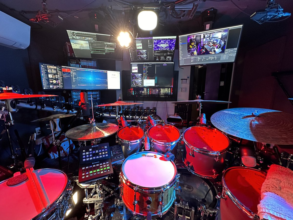 Back to drumming after a week off recovering from being in hospital! 

Let's play some music! 

Twitch.tv/mrgregles