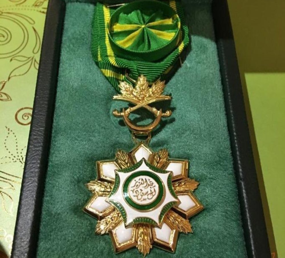 S_H_188's tweet photo. مولاي الملك سلمان وبناءً على ما رفعه سمو ولي عهده يوجّه بمنح المواطن (ماهر الدلبحي) وسام الملك عبدالعزيز من الدرجة الأولى وتقديم مكافأة مالية بمبلغ مليون ريال، نظير موقفه البطولي الشجاع .

كفو ويستاهل بطلنا ❤️

#القيادة_تكرم_البطل_الدلبحي
#شكراً_محمد_بن_سلمان https://t.co/fxIGnFpenX
