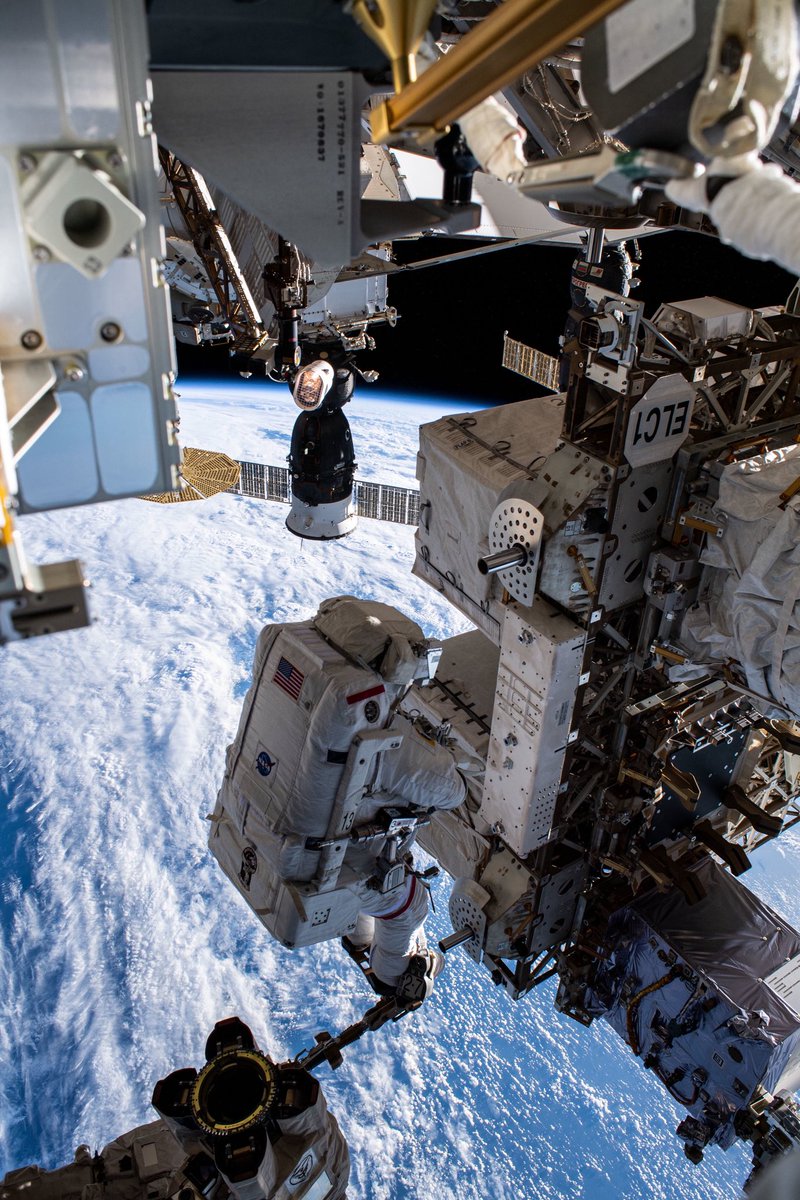 Thom_astro's tweet image. Photo 8️⃣ @Astro_Megan me dépose à proximité, pour que je me décroche et le rejoigne. Pas grand chose à quoi s'accrocher dans ce coin, ce n'était pas prévu d'avoir à y venir un jour ! J'escalade comme je peux.🕷️🕸️

#AlphaArchives #Crew2 #astronaute @esa @ESA_fr @NASA