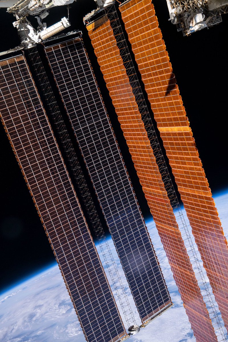Thom_astro's tweet image. Photo 9️⃣ Le bricolage la tête en bas, au-dessus de 400 km de vide... au moins la vue est belle. 🤩

#AlphaArchives #Crew2 #astronaute @esa @ESA_fr @NASA @Space_Station