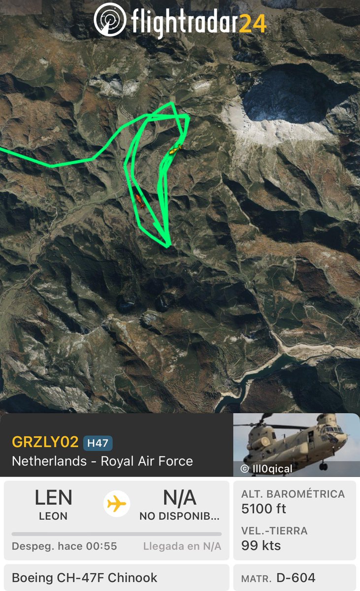 Los dos Chinook CH-47F trabajando  en el  #IFBarniedoDeLaReina en los alrededores de Valverde de la Sierra. 👏👏👏