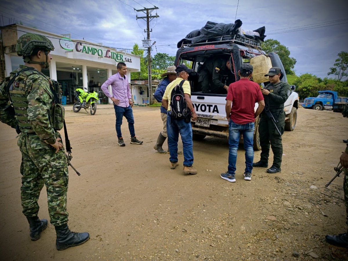 Fuerza de Tarea Omega (@ftc_omega) on Twitter photo En Cartagena del Chairá, #Caquetá, fortalecemos la seguridad verificando antecedentes y documentos de los vehículos mediante puestos de control coordinados con <a href="/PoliciaCaqueta/">Departamento de Policía Caquetá</a> y soldados del Batallón de Despliegue Rápido N.º 34.
#ViajeSeguro
#NuestroCompromisoEs🇨🇴 En Cartagena del Chairá, #Caquetá, fortalecemos la seguridad verificando antecedentes y documentos de los vehículos mediante puestos de control coordinados con <a href="/PoliciaCaqueta/">Departamento de Policía Caquetá</a> y soldados del Batallón de Despliegue Rápido N.º 34.
#ViajeSeguro
#NuestroCompromisoEs🇨🇴