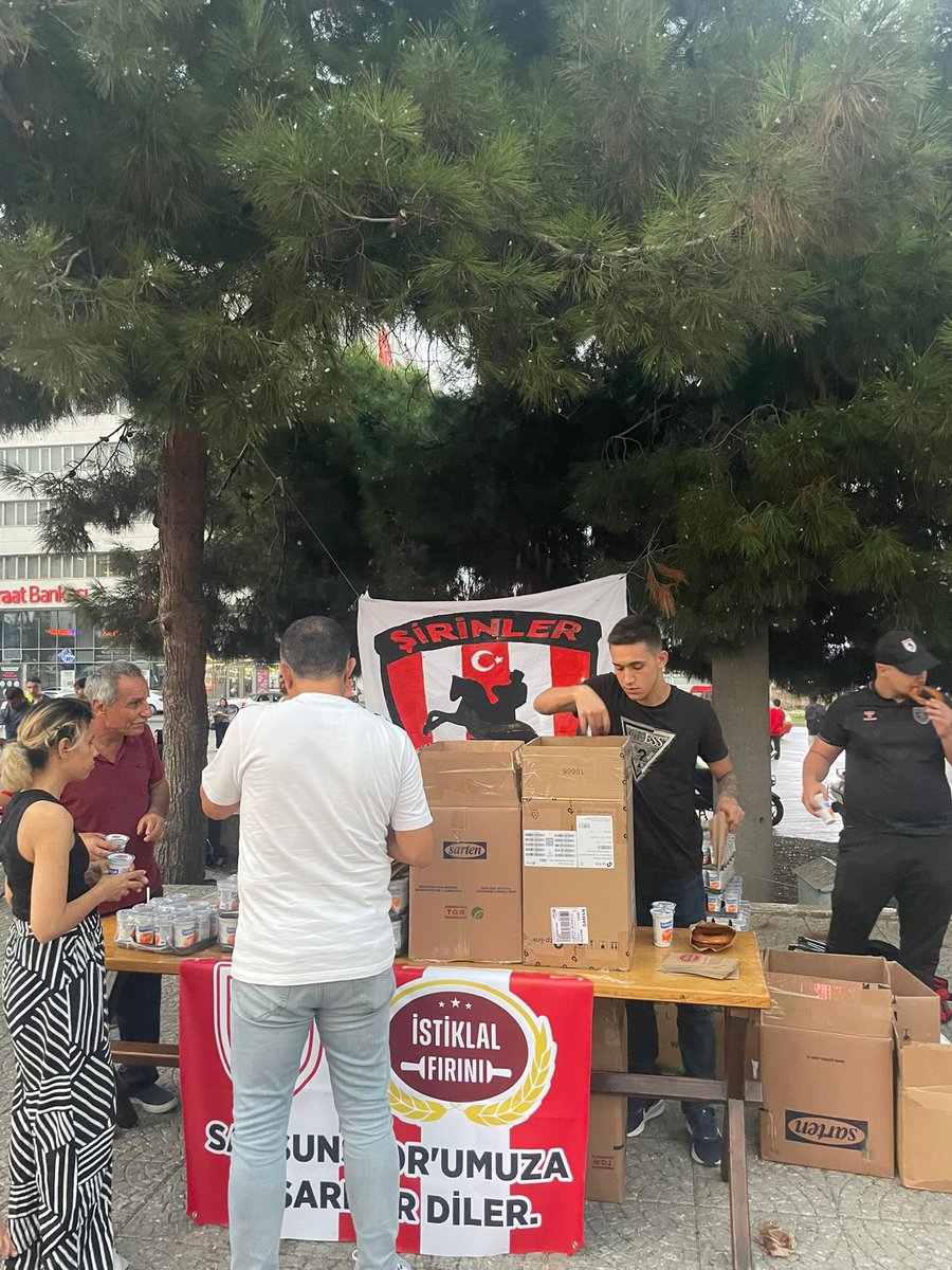 Forza Şirinler ve İstiklal Simit Fırınları iş birliğiyle, maç coşkusunu Cumhuriyet Meydanı’nda paylaşan taraftarlarımıza simit ve ayran ikramında bulunduk. 

Maç heyecanını paylaşmak, birlikte daha güzel! 🔴⚪️
#Samsunspor #ForzaŞirinler