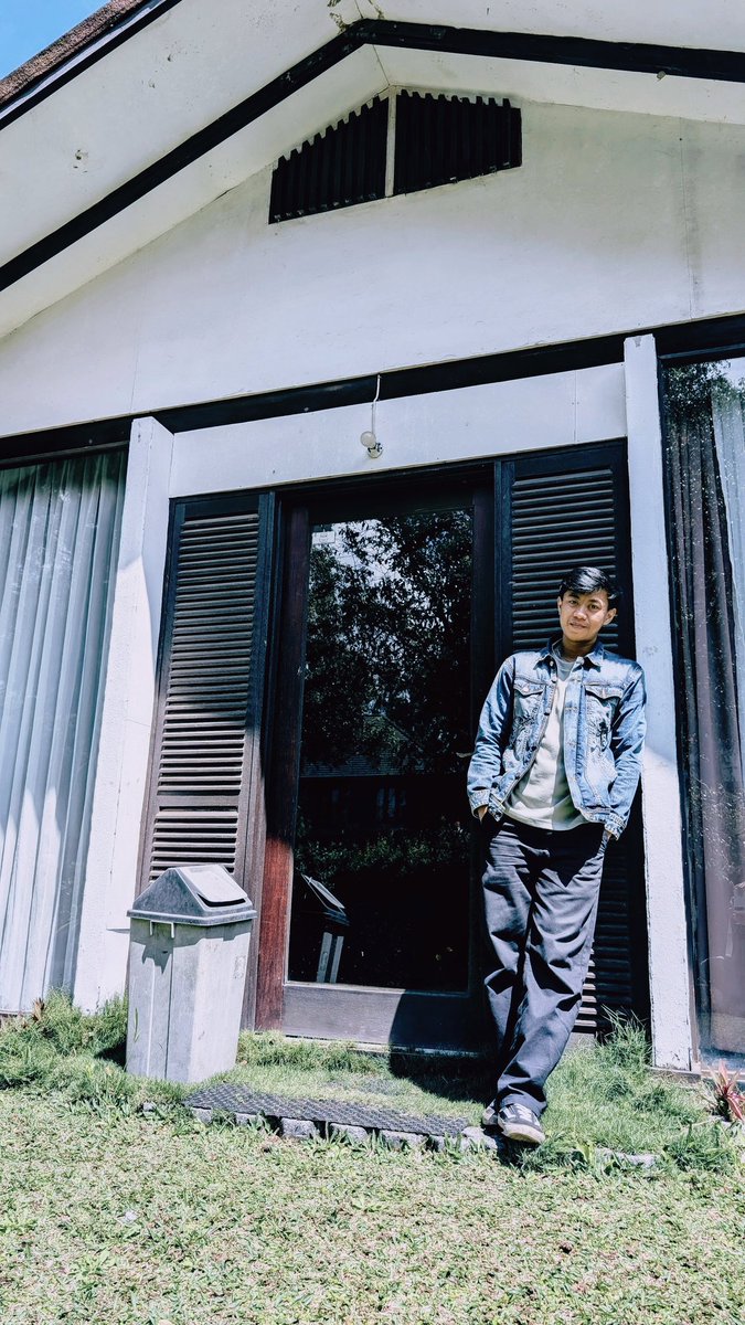 humblegowd's tweet photo. nongkrong depan rumah https://t.co/q2dj20SFR4