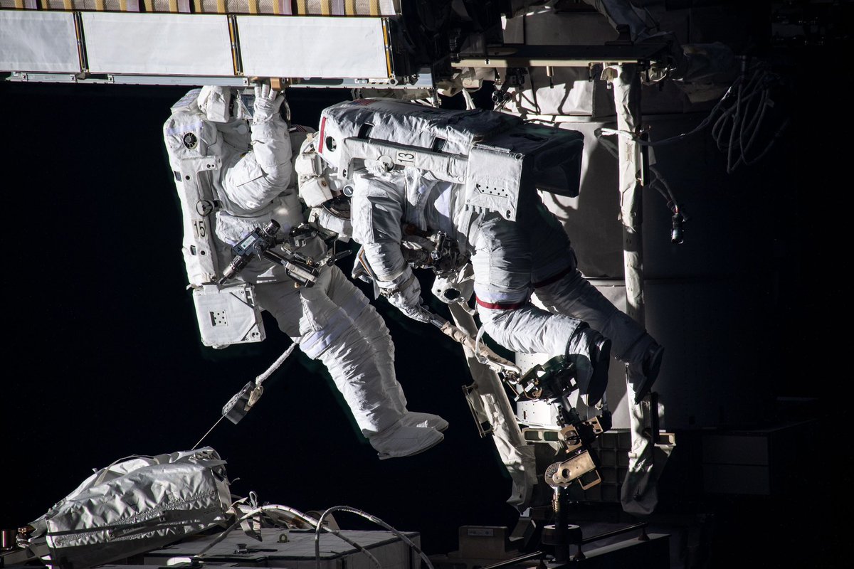 Thom_astro's tweet image. Photo 🔟 Nous travaillons à deux pour fixer puis connecter ces nouveaux panneaux. On ne connecte que pendant l'éclipse (la partie de notre orbite dans l'ombre), sinon les câbles crachent du 250 Volt ! ⚡️Tout est planifié à la minute près.

#AlphaArchives #Crew2 #astronaute @esa