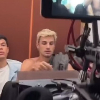 tive que renascer das cinzas pra comentar sobre pedro tofani loiro gente eu to hiperventilando ele é o homem eleito mais lindo do mundo de qualquer jeito, eu to passando mal to tendo 3 piripaques por segundo e vontade de chorar boa tarde