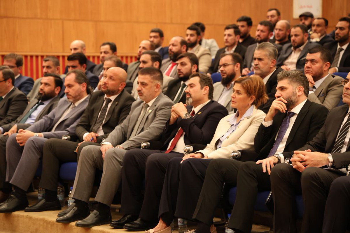 لمناقشة آلية تحسين الظهور الإعلامي الحكومي في ظل المتغيرات الراهنة، نظمت وزارة الإعلام ورشة عمل في الأمانة العامة لرئاسة الجمهورية حول كيفية تعزيز الظهور الإعلامي للسادة الوزراء، ترأس الورشة وزير الإعلام الدكتور "حمزة المصطفى"..
#الأمانة_العامة_لرئاسة_الجمهورية
#شؤون_مجلس_الوزراء