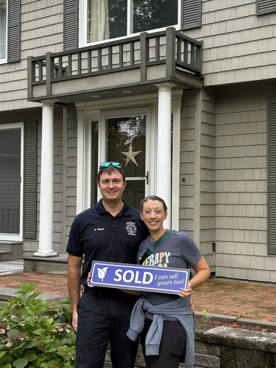 Sull12's tweet photo. Congrats to my #Buyers Melissa and Ryan on the purchase of your new home in #WindhamNH. Thank you for trusting me with your real estate needs. Thank you Attorney Pete Smith of Touchstone Closing &amp; Escrow, LLC and Alan Bingel of Gate City Mortgage for all your hard work
#BLRE https://t.co/oB3rcoT95g