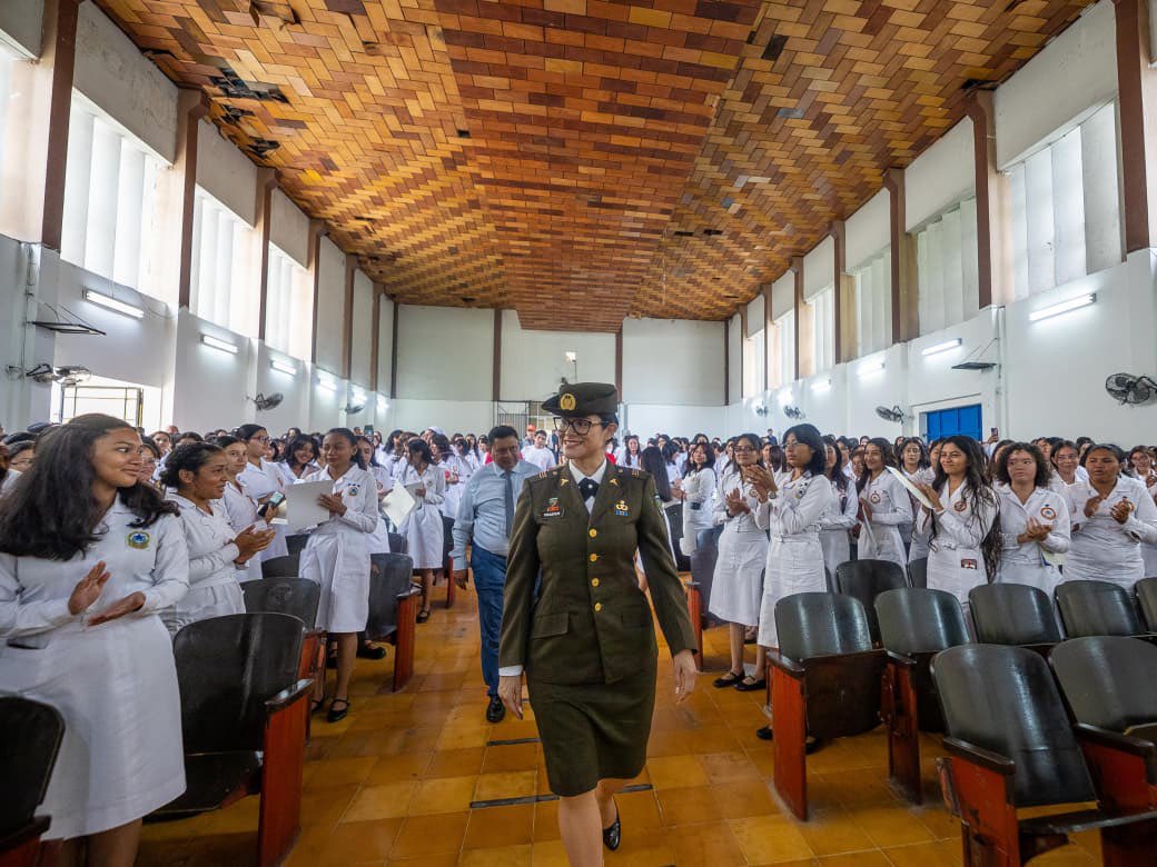 #Nacionales || Hoy, la ministra de <a href="/EducacionSV/">Ministerio de Educación</a>  <a href="/KarlaETrigueros/">Karla Trigueros</a>, asistió a la ceremonia de graduación del Diplomado en #Bitcoin en el Centro Escolar General Francisco Morazán (CEFRAM), en San Salvador. 

Durante el evento, felicitó a las 350 alumnas que completaron el curso.
