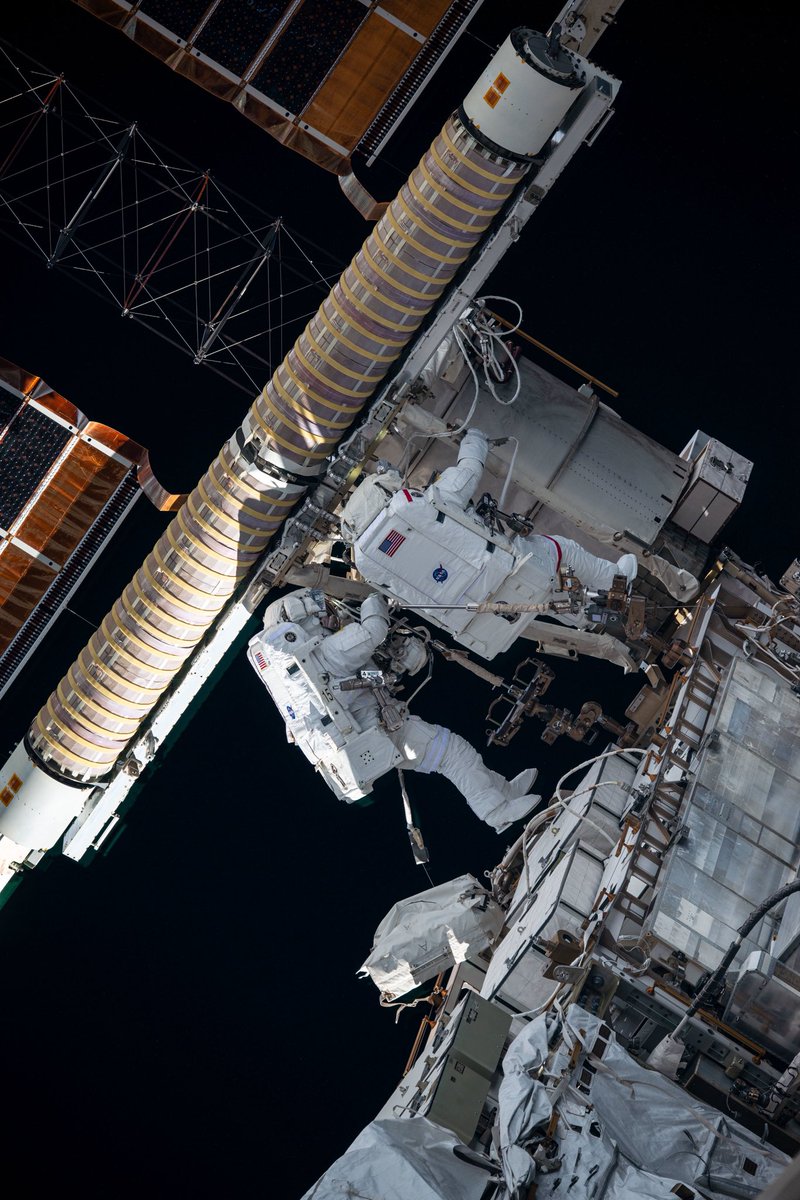 Thom_astro's tweet image. Photo 1️⃣1️⃣ : Dans quelques instants, les panneaux vont se dérouler et le système électrique ⚡️gagnera 20% de puissance supplémentaire 🔋🔋, sous les applaudissements du centre de contrôle 🙌!

#AlphaArchives #Crew2 #astronaute @esa @ESA_fr @NASA @Space_Station