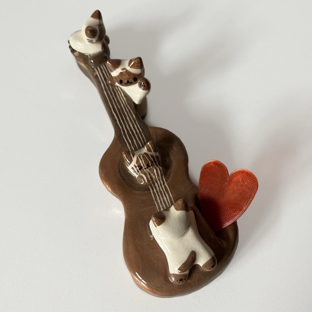 gatitosentiment's tweet photo. guitar pick holder <3 https://t.co/qGOAl4lCNV