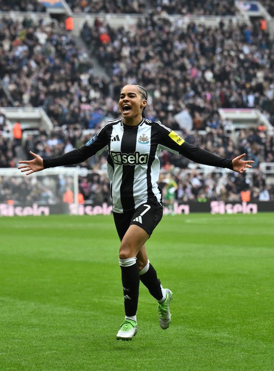 sʜᴀɴɪᴀ ʜᴀʏʟᴇs tweet media